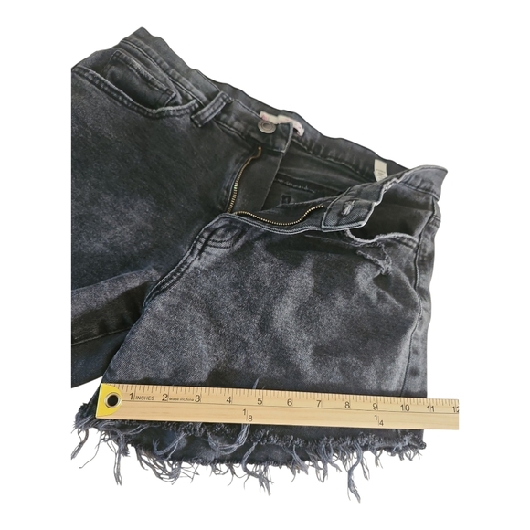 SO High Rise Curvy Mom Jean Shorts Size 11/30 Black Distressed Cutoff - Picture 5 of 7